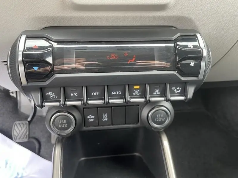 Panneau de commande de climatisation du Suzuki Ignis 2020, avec boutons et écran digital au centre de la console.