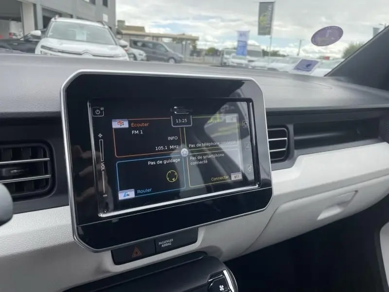 Intérieur de la Suzuki Ignis 1.2 Dualjet Hybrid 2020, vue du tableau de bord avec écran tactile et finition claire.
