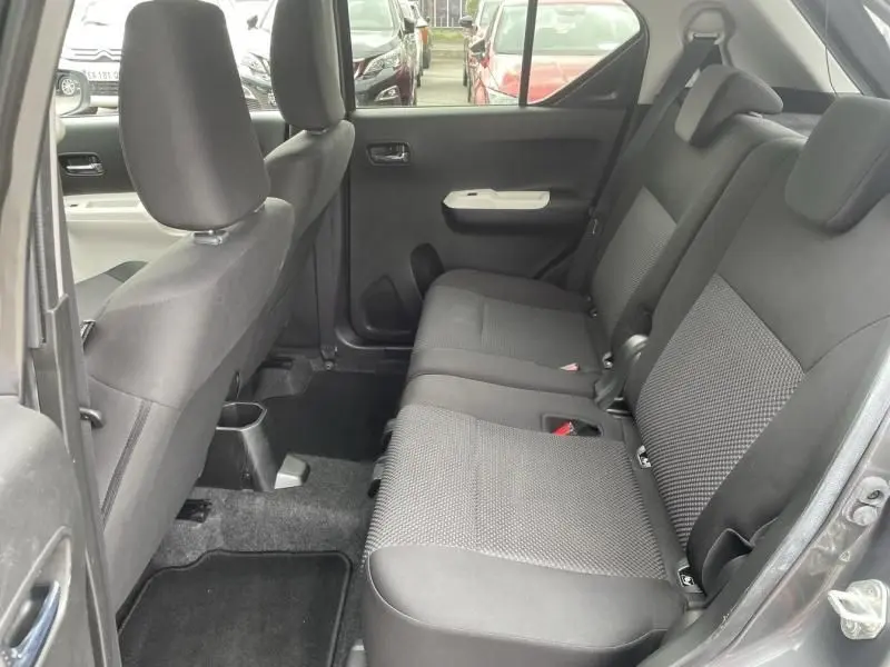 Intérieur arrière de la Suzuki Ignis 2020 gris foncé, vue côté droit montrant les sièges et garnitures en tissu noir.