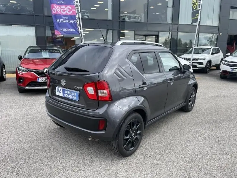 Suzuki Ignis 2020 gris foncé métal vue 3/4 arrière droit avec jantes noires et toit blanc en concession.
