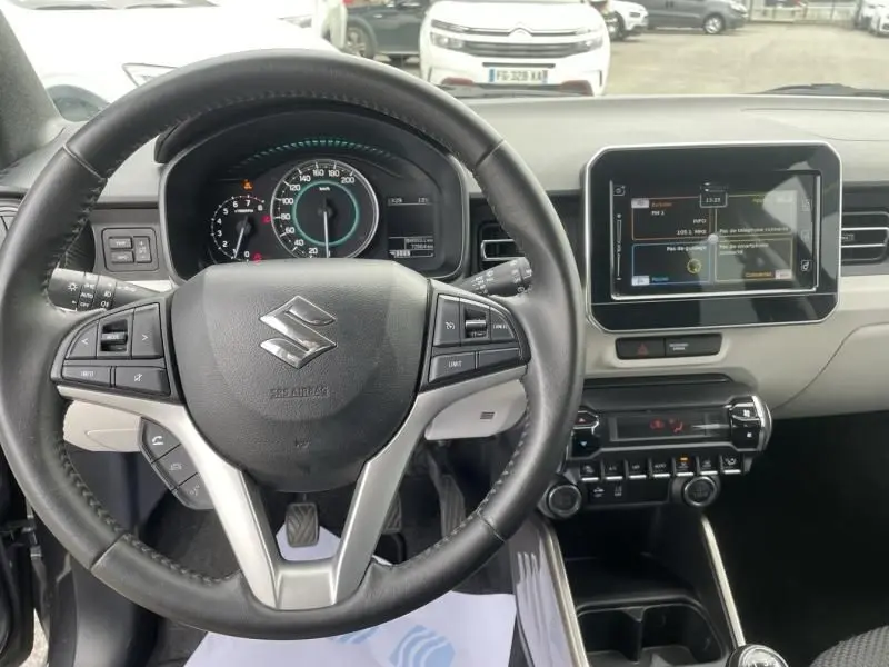 Vue centrée sur le volant et le tableau de bord du Suzuki Ignis gris foncé 2020 avec écran tactile et commandes au volant.
