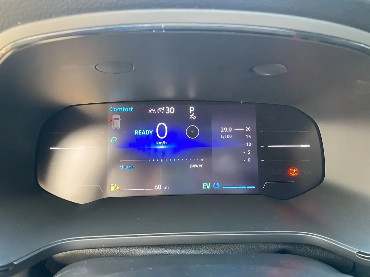 Tableau de bord numérique du Renault Captur 2025 en vue frontale, affichant la vitesse à 0 km/h et l'autonomie hybride.