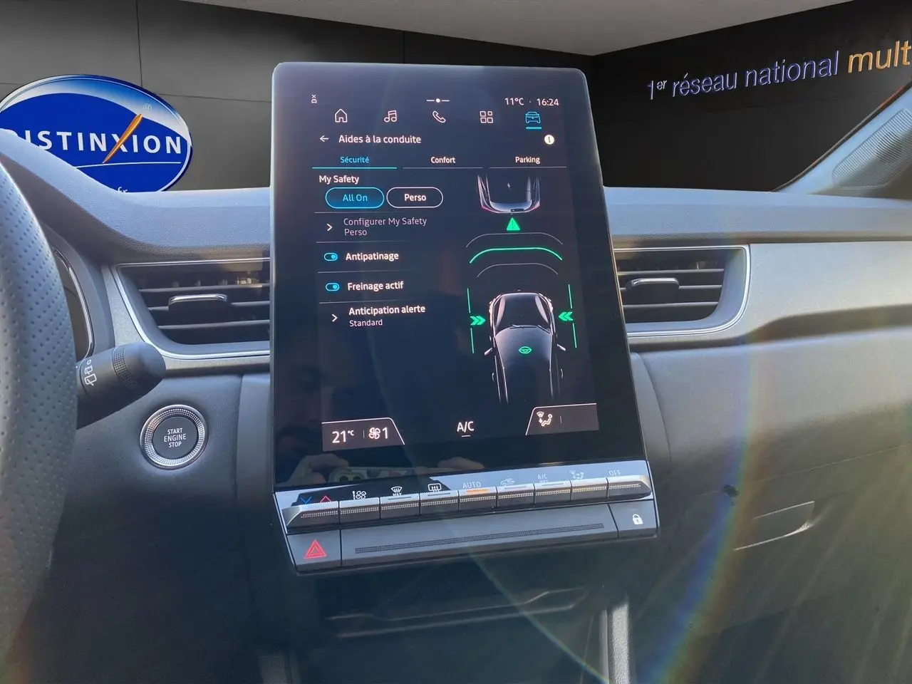 Vue intérieure du tableau de bord du Renault Captur 2025, écran tactile central affichant les aides à la conduite.