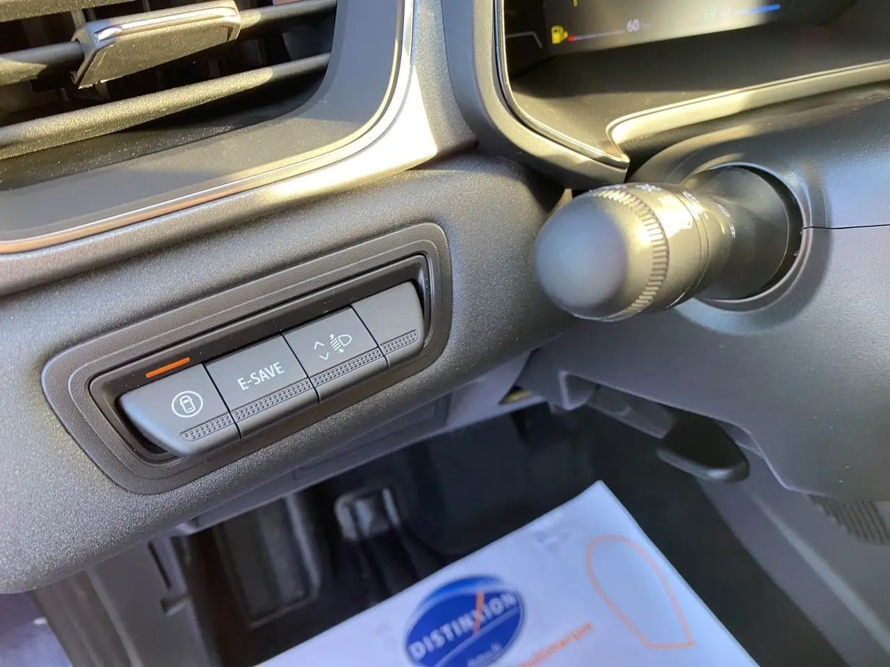 Gros plan sur les commandes situées à gauche du volant dans l’habitacle du Renault Captur hybride 2025.