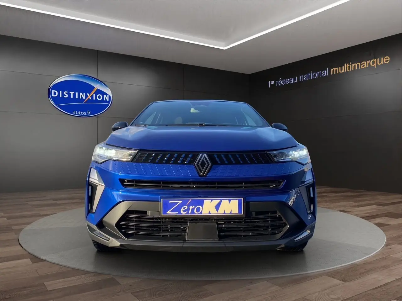 Vue frontale d'un Renault Captur 2025 bleu Iron avec toit noir, mettant en valeur sa calandre moderne et ses phares LED.