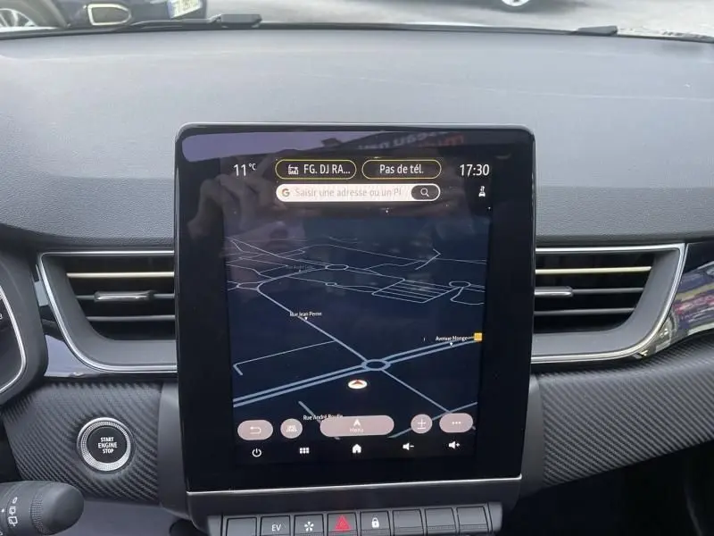 Vue rapprochée de l’écran tactile central du tableau de bord du Renault Captur 2023, affichant la navigation GPS.