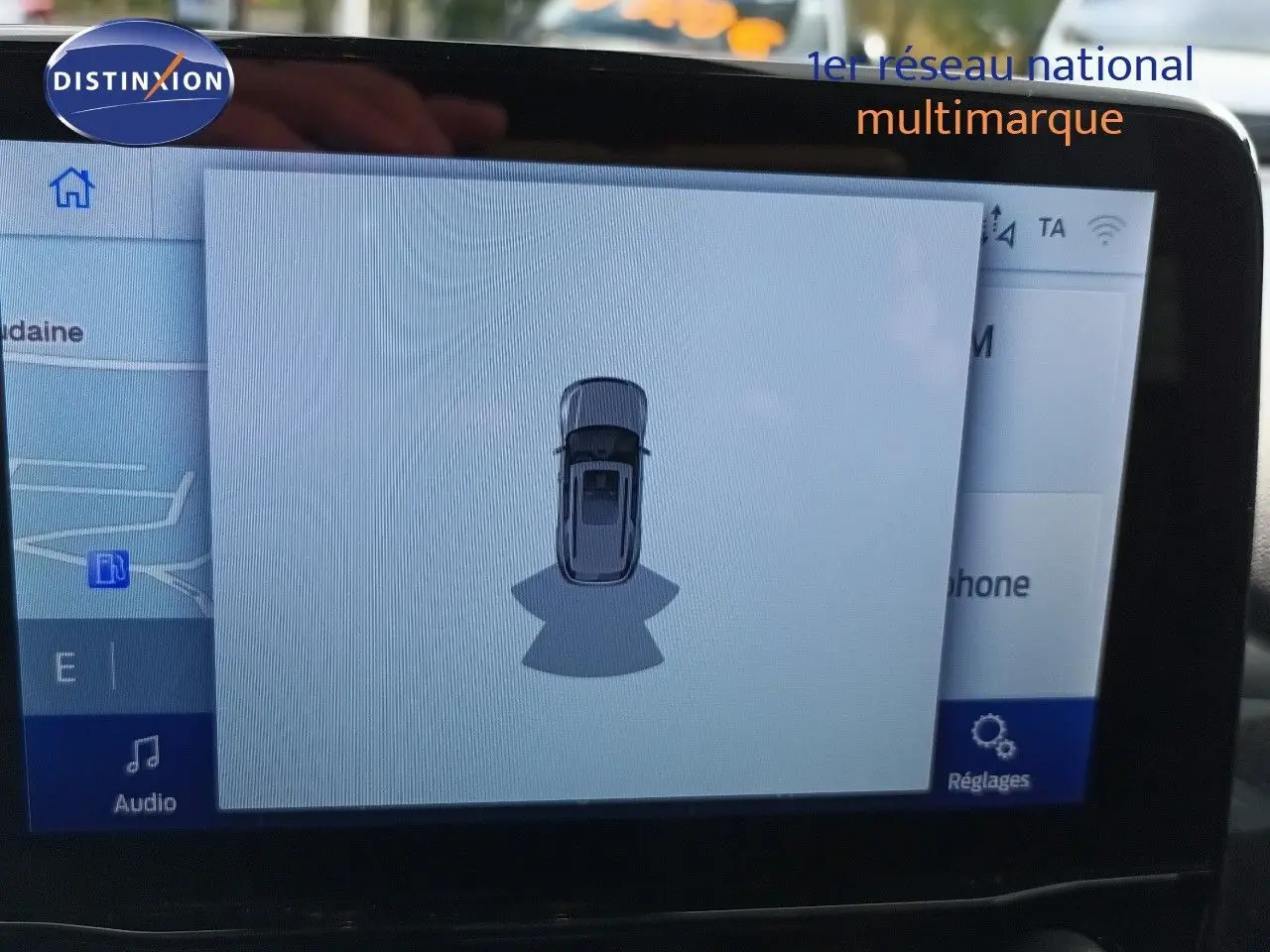 Écran intérieur montrant l'interface de détection de proximité du Ford Puma gris foncé métallisé, vue de dessus virtuelle.
