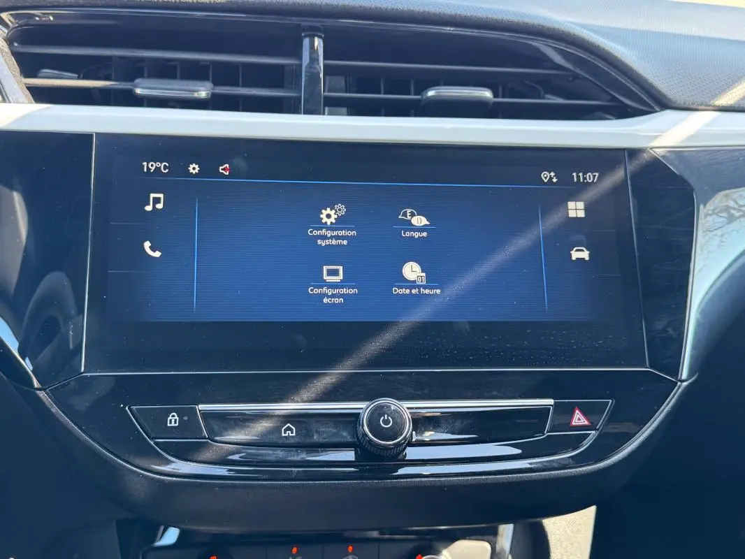Écran tactile central de l’Opel Corsa 2025 affichant les réglages système, vu de face dans l’habitacle.