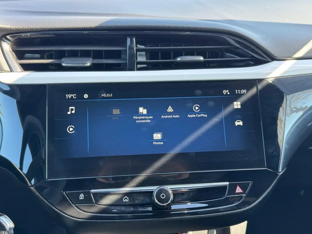 Vue rapprochée de l'écran tactile central de l'Opel Corsa 2025 avec interface multimédia et commandes sous l'écran.