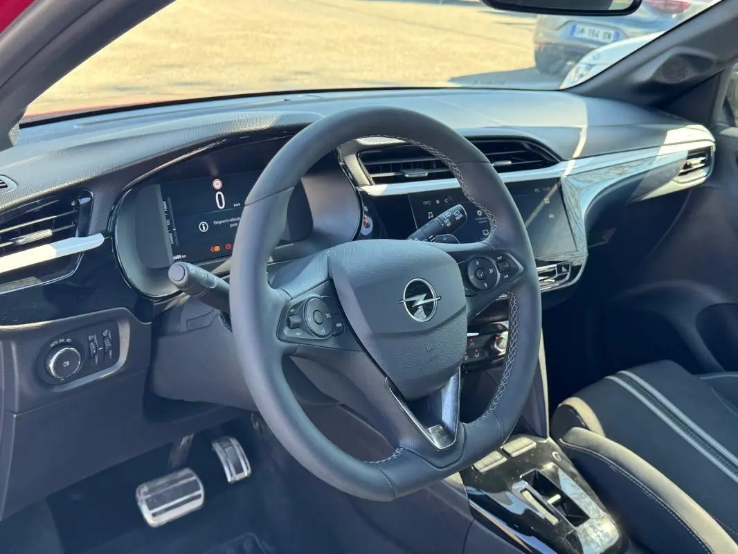 Vue intérieure du volant et tableau de bord de l’Opel Corsa 2025, avec volant multifonction et écran digital.