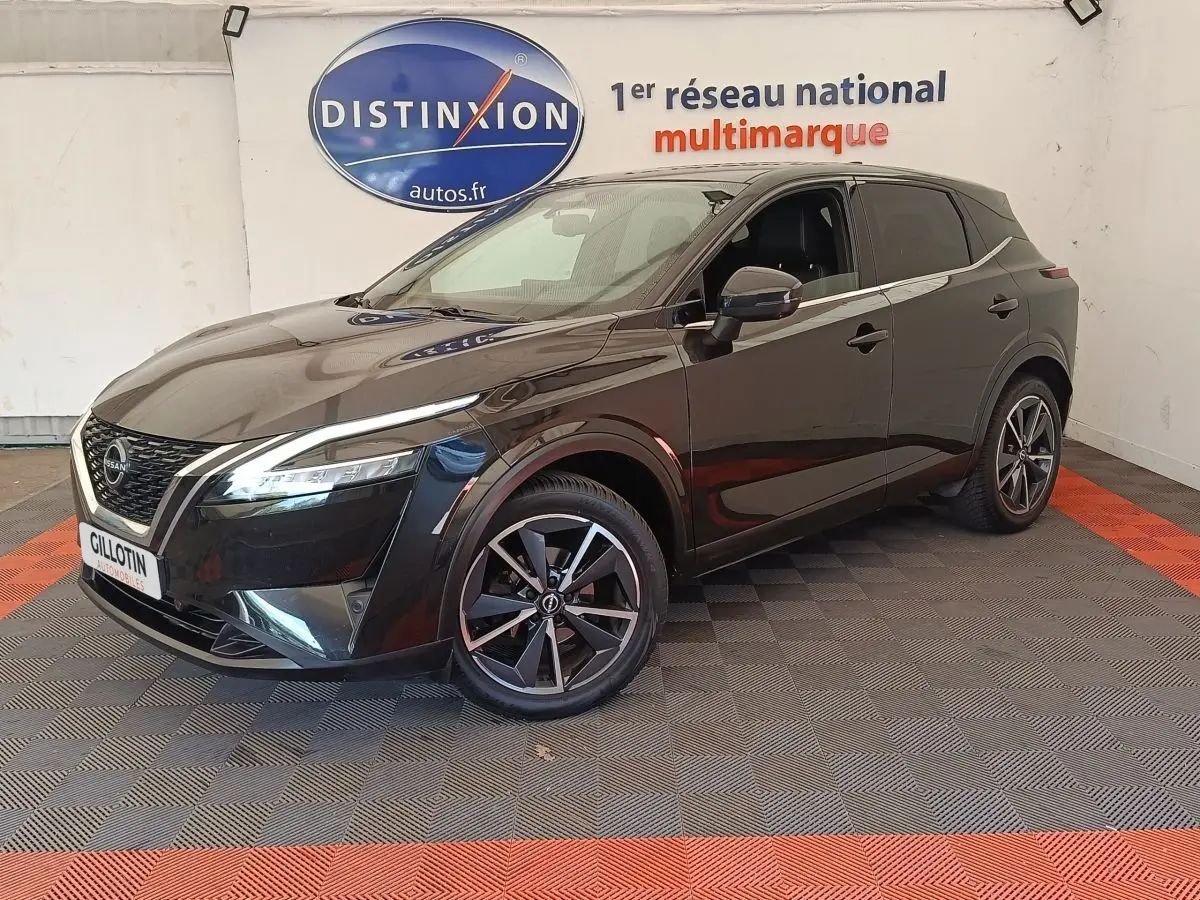 Nissan Qashqai noir 2023 en 3/4 avant droit, avec jantes alliage et signature lumineuse LED distinctive.