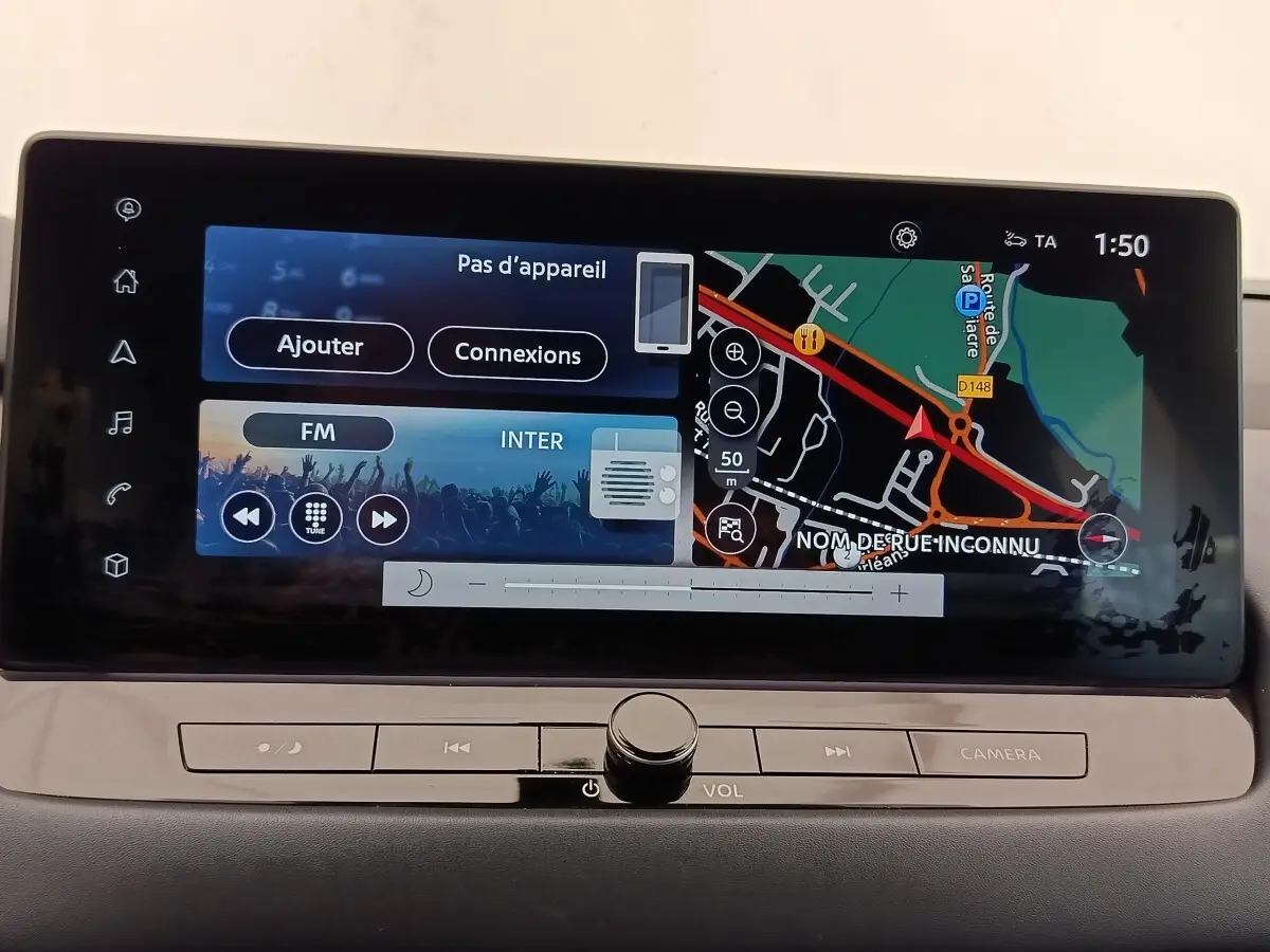 Écran tactile central du Nissan Qashqai Tekna 2023 affichant navigation 3D et options multimédias.