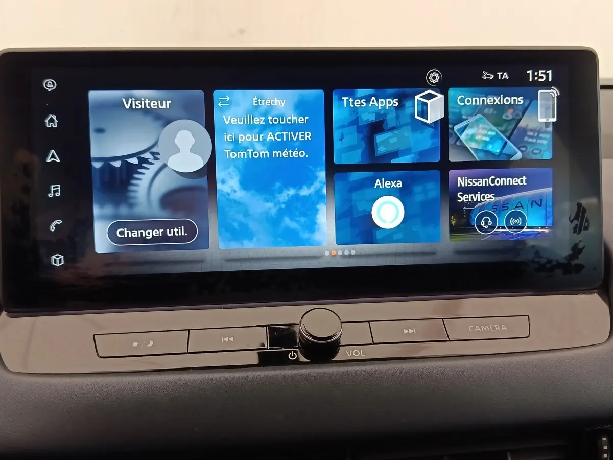 Écran tactile central du tableau de bord du Nissan Qashqai 2023 affichant plusieurs applications connectées.