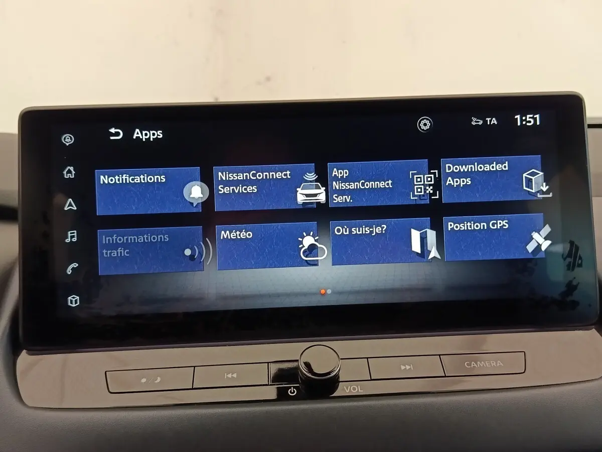 Écran tactile central du Nissan Qashqai 2023 affichant le menu des applications avec commandes sous l'écran.