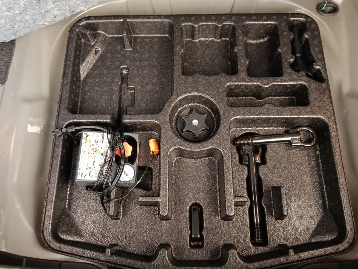 Rangement d’outils noir dans le coffre d’un Nissan Qashqai 2023, vue plongeante sur les compartiments vides et accessoires.