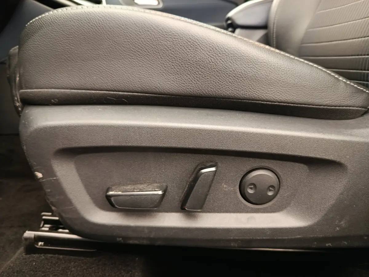 Détail des commandes de réglage électrique du siège conducteur noir du Nissan Qashqai 1.3 MHEV Tekna 2023.