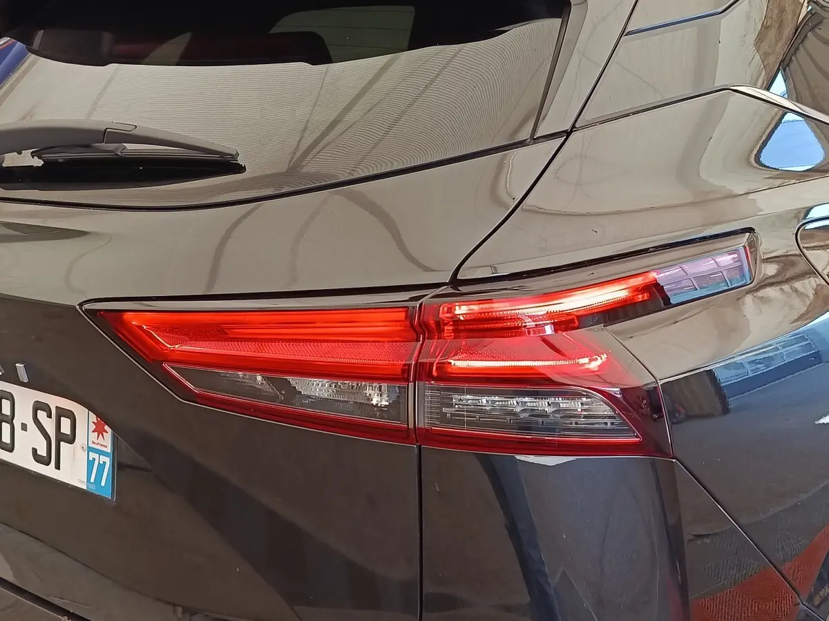 Feu arrière droit allumé d’un Nissan Qashqai noir 2023, vue rapprochée sur la partie arrière côté droit.