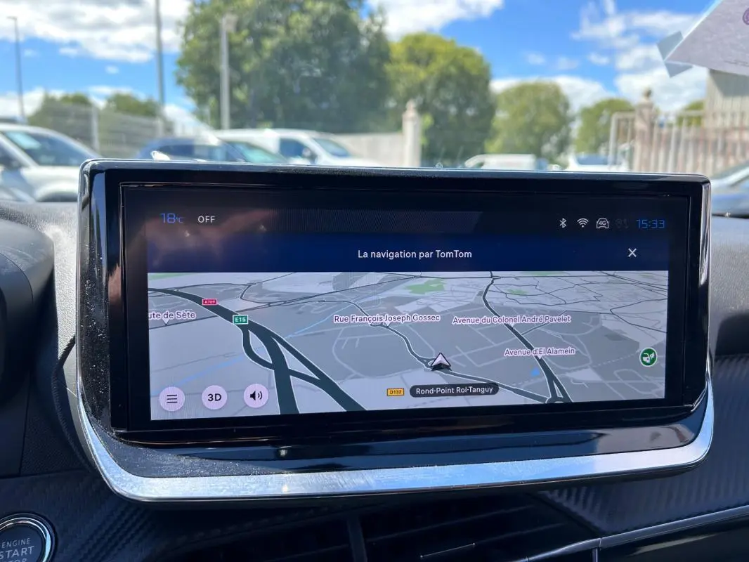 Écran tactile du système de navigation du Peugeot 2008 Hybrid 136 Allure, vue intérieure frontale.