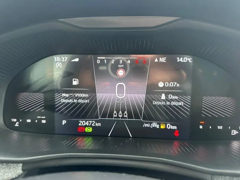Affichage numérique du tableau de bord de la Skoda Scala 2025, montrant la vitesse à 0 km/h et les informations de conduite.