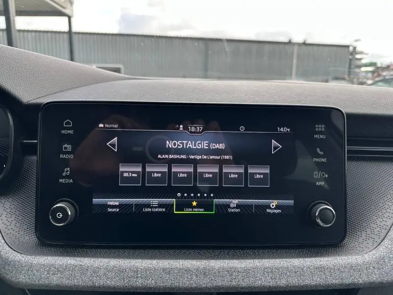 Écran tactile central de la Skoda Scala blanc cristal 2025 affichant la radio numérique DAB en mode Nostalgie.