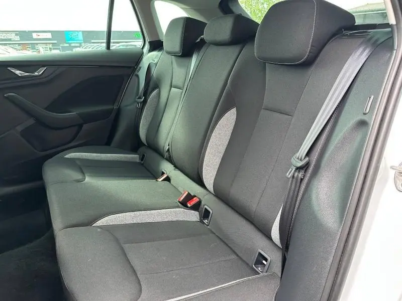 Vue intérieure côté droit de la banquette arrière noire et grise du Skoda Scala blanc cristal 2025.