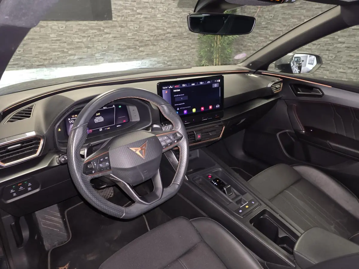 Intérieur avant droit de la CUPRA Leon Sportstourer gris, volant multifonction, écran tactile central et finitions Copper.