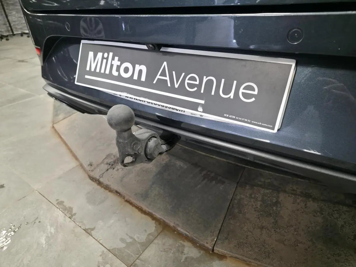 Gros plan sur l'attelage escamotable à l'arrière d'une CUPRA Leon Sportstourer gris magnétique.