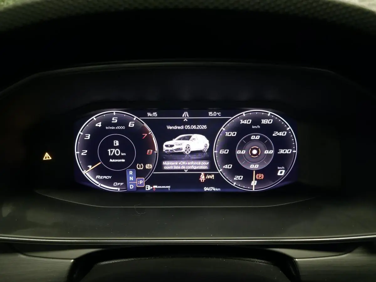 Vue rapprochée du combiné d'instruments digital de la CUPRA Leon Sportstourer 2023 affichant la vitesse et autonomie.