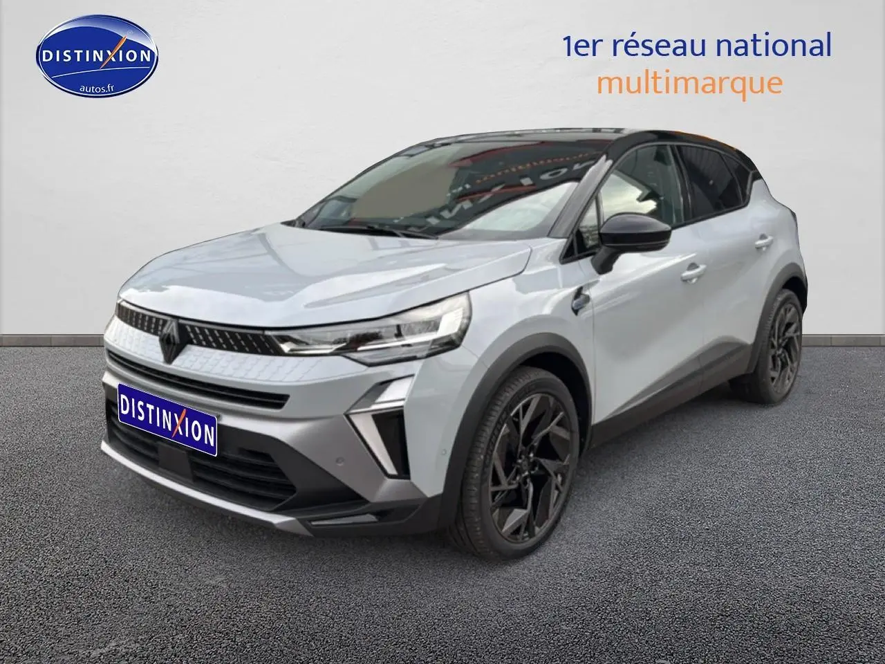 Renault Captur 2025 gris rafale et noir en 3/4 avant droit avec jantes alu noires et toit noir contrasté.