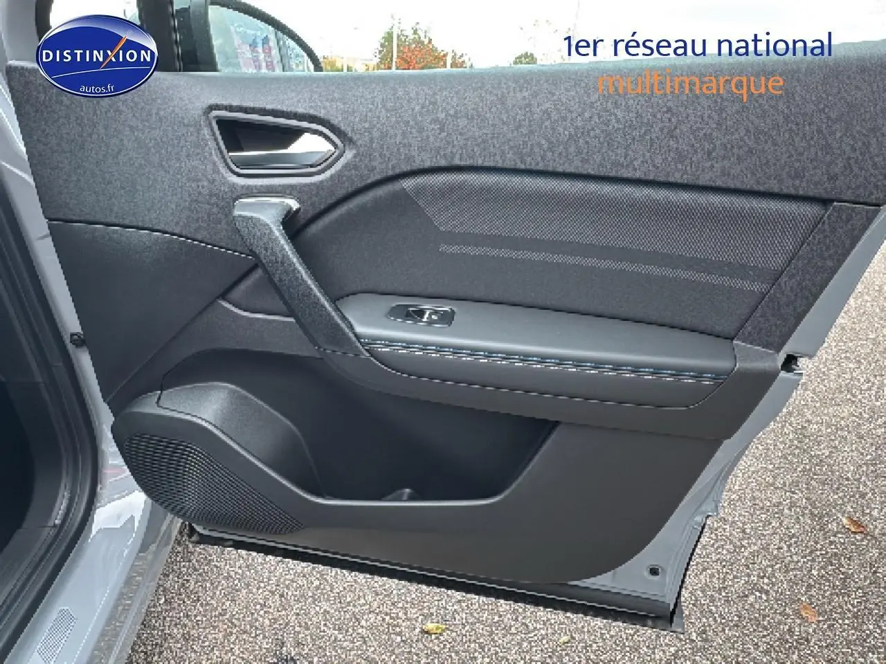 Vue intérieure de la porte avant gauche du Renault Captur gris rafale avec haut-parleur et poignée intégrée.