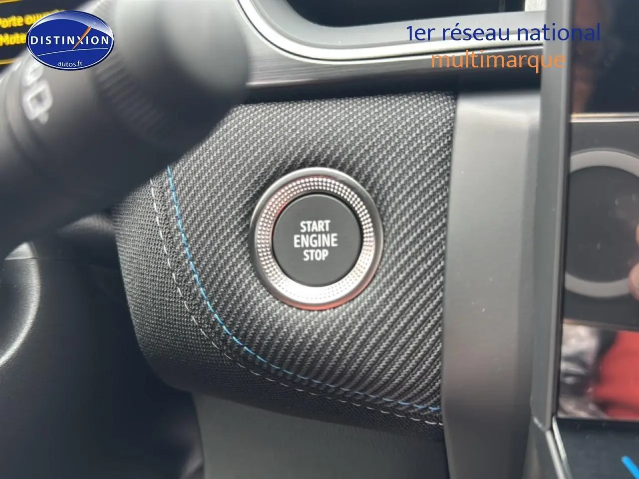 Détail du bouton start/stop sur tableau de bord en carbone du Renault Captur gris rafale 2025.