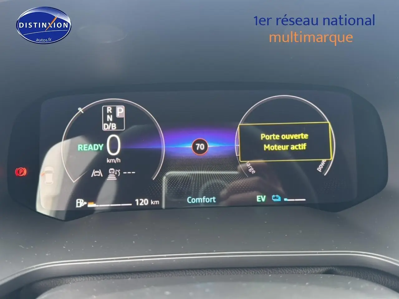 Tableau de bord numérique du Renault Captur hybride 2025 affichant vitesse, mode confort et avertissement porte ouverte.