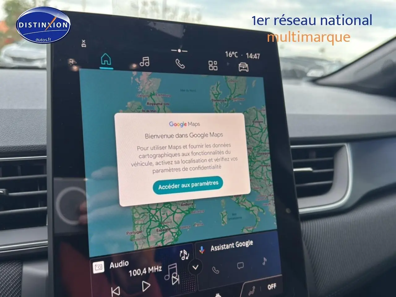 Vue intérieure centrée sur l'écran tactile du tableau de bord du Renault Captur gris rafale, affichant Google Maps.