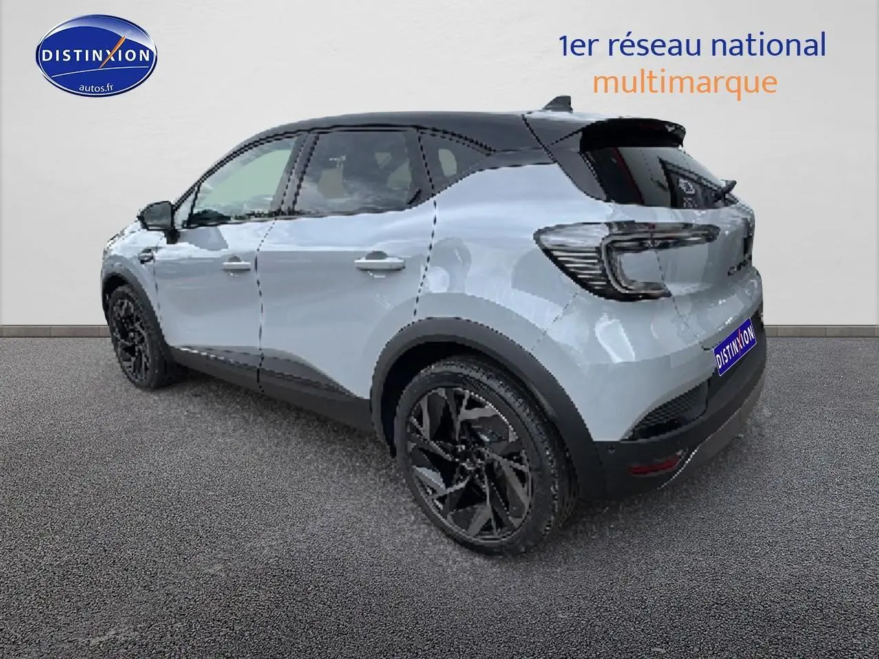Renault Captur 2025 gris rafale et noir, vue 3/4 arrière droit avec jantes alu noires et toit noir.