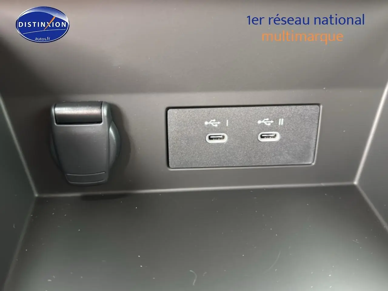 Prise USB double type C et prise 12V dans le rangement intérieur du Renault Captur gris rafale 2025.