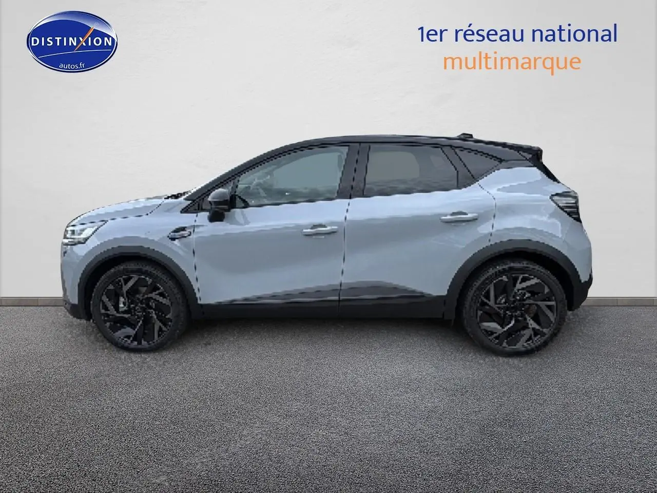 Profil droit du Renault Captur 2025 gris rafale avec toit noir et jantes alu noires esprit Alpine.