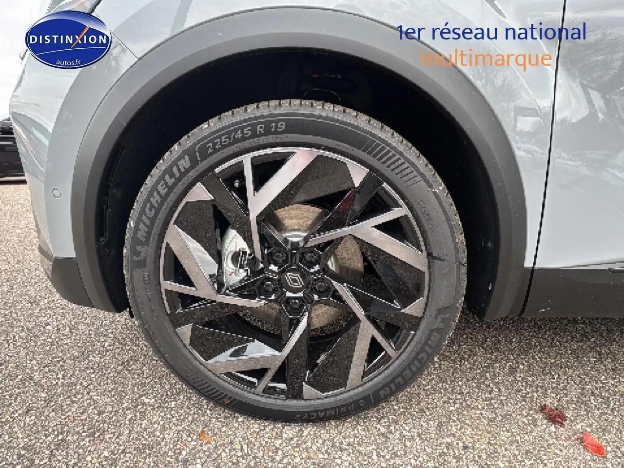 Gros plan sur la roue avant gauche du Renault Captur gris rafale avec jante alu noire et argentée design Alpine.