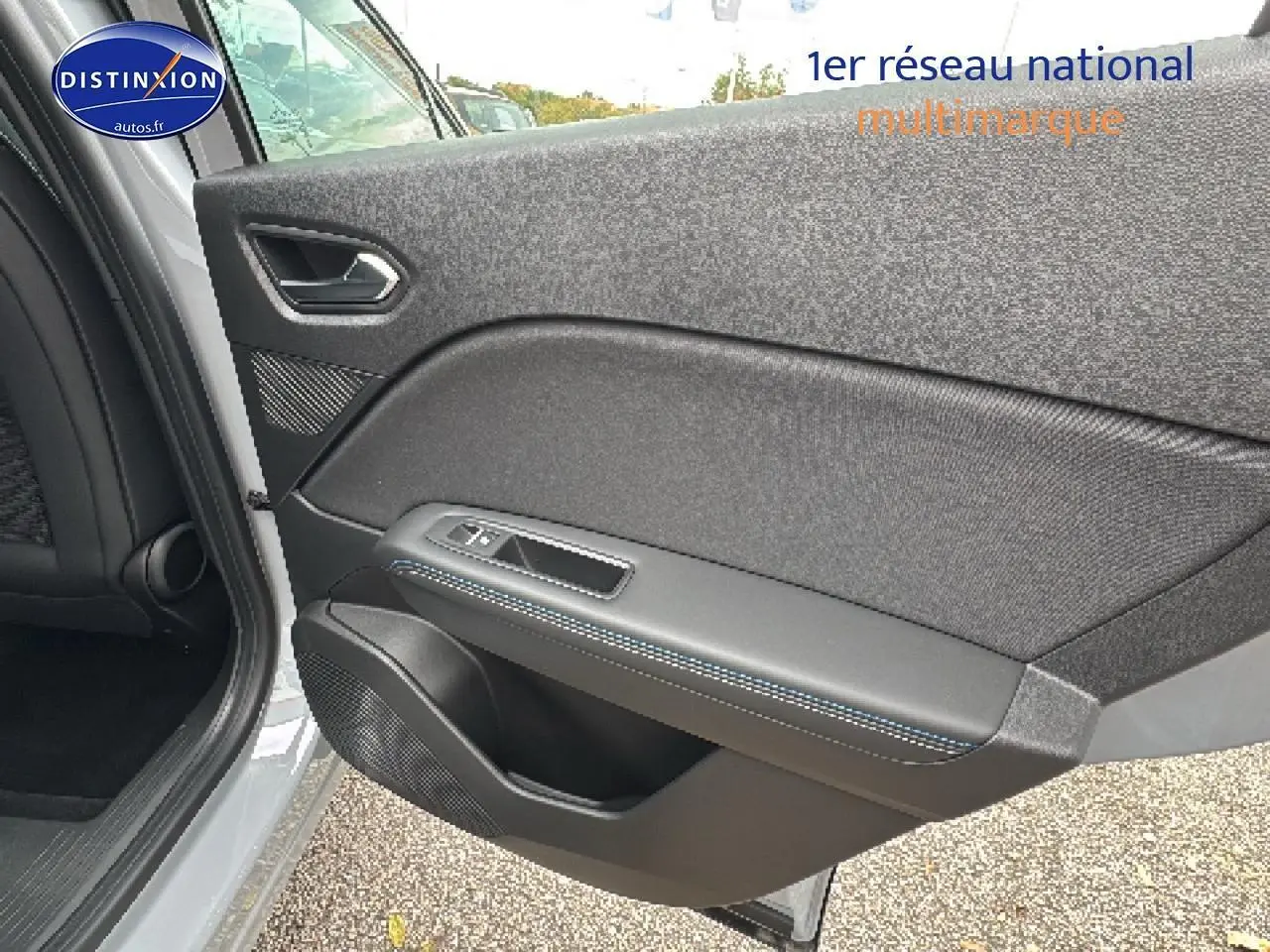 Vue intérieure côté gauche de la porte arrière gris rafale du Renault Captur 2025 esprit alpine avec surpiqûres bleues.