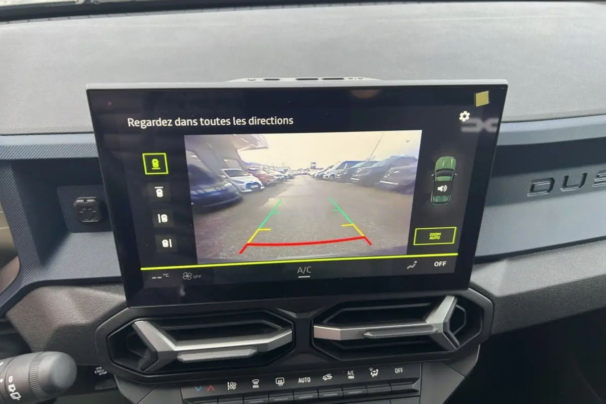 Écran tactile central affichant la caméra multiview du Dacia Duster TCE 130 4x4 Journey Plus noir nacré, vue intérieure.