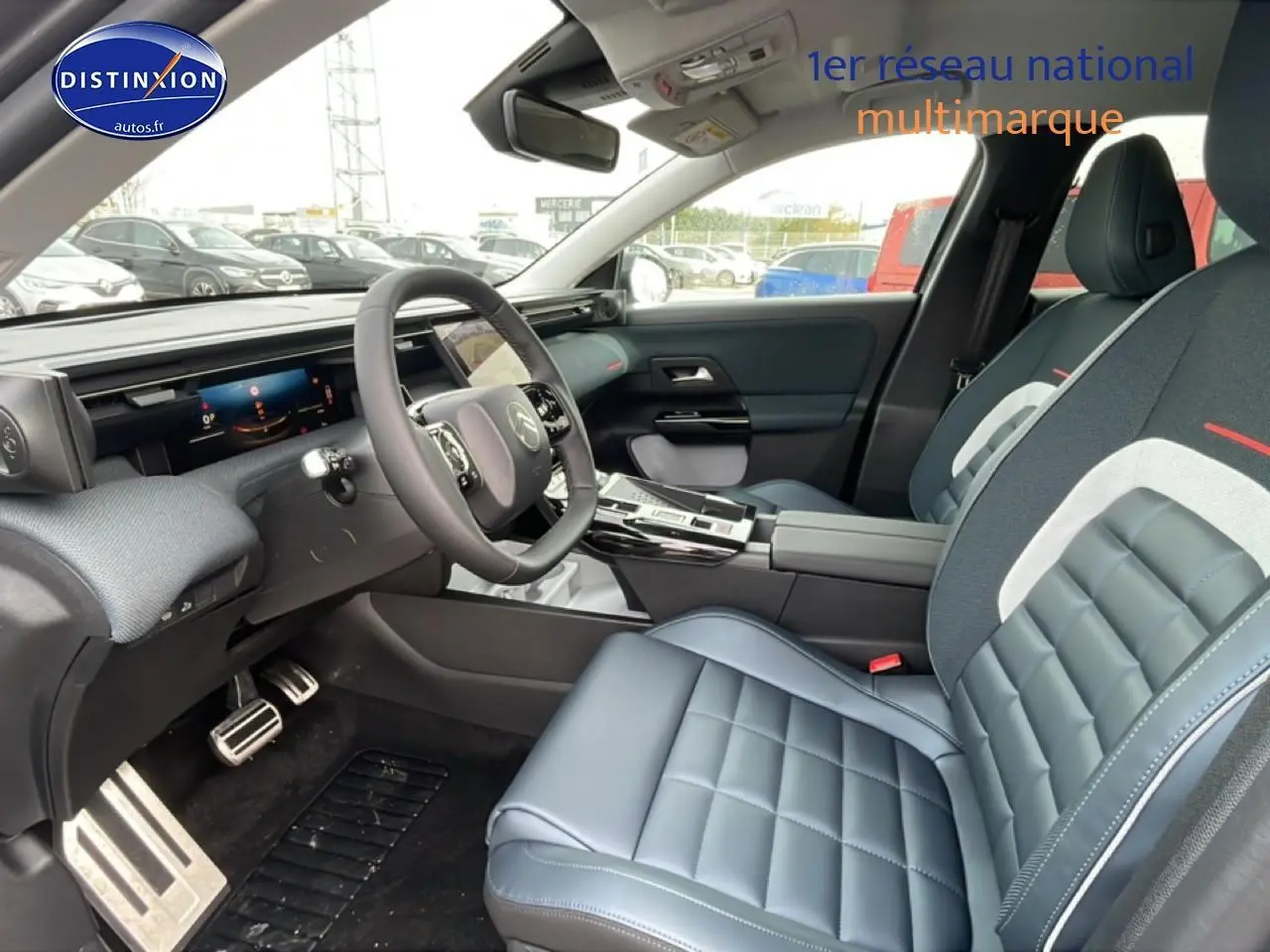 Vue intérieure côté conducteur du Citroën C5 Aircross 2026, sièges gris bleuté et tableau de bord moderne avec écran tactile.