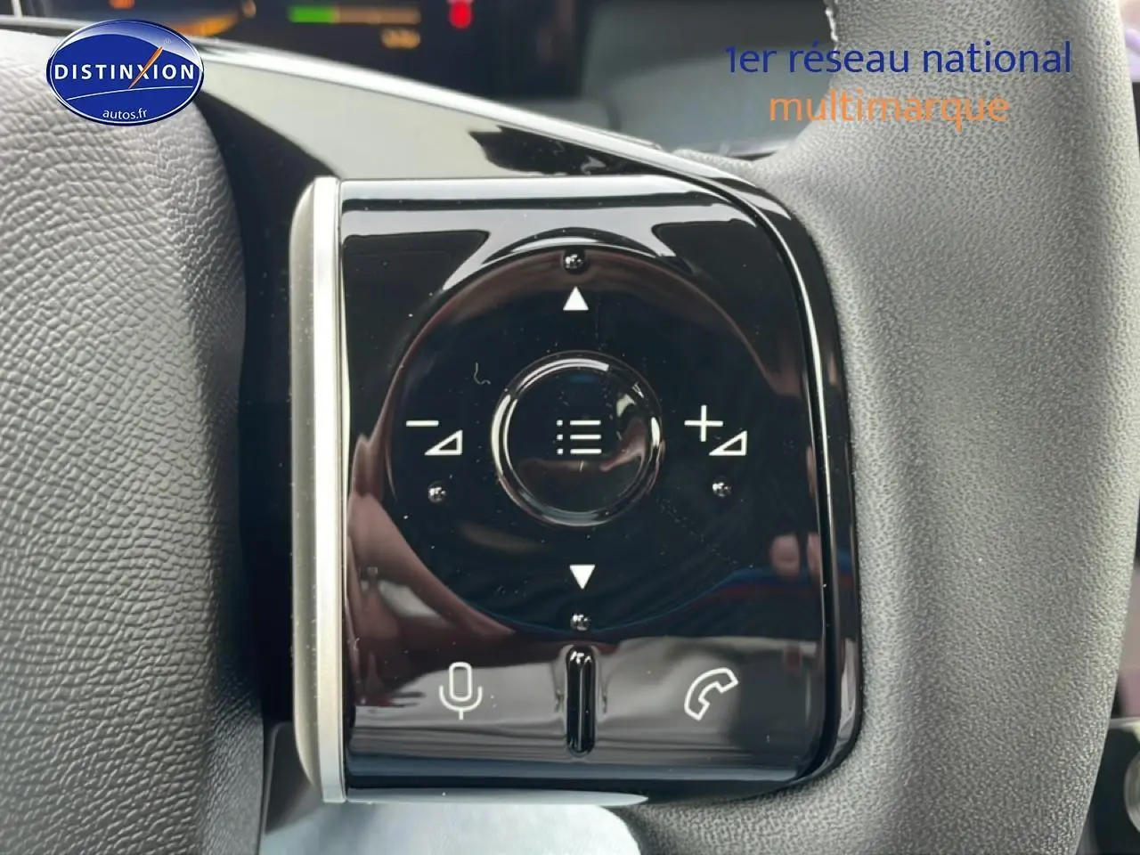 Gros plan sur les commandes vocales et téléphone au volant noir du Citroën C5 Aircross gris 2026.