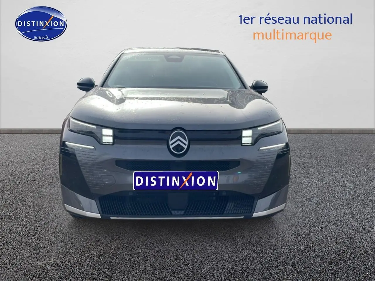 Vue avant d'un Citroën C5 Aircross gris 2026 avec feux LED distinctifs et calandre moderne.