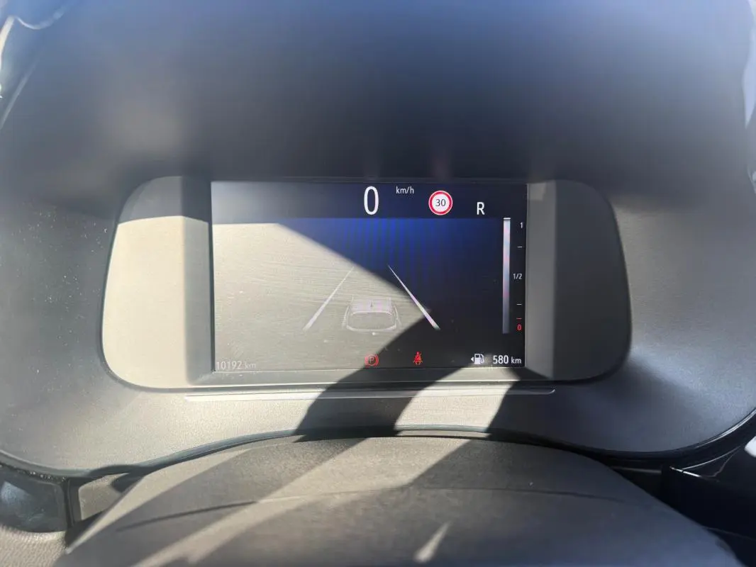 Tableau de bord numérique de l’Opel Corsa 2025 affichant la vitesse, limite à 30 km/h et autonomie de 580 km.