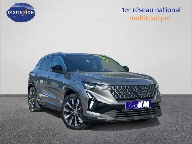 Renault Austral gris schiste avec toit noir étoilé, vue 3/4 avant mettant en valeur la calandre distinctive.