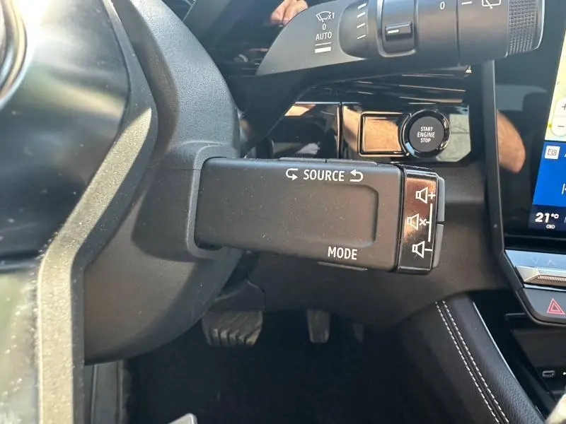 Gros plan sur la commande multifonction noire côté gauche du volant du Renault Austral gris Schiste avec bouton Start Engine Stop visible.