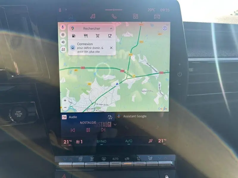 Écran tactile central du tableau de bord du Renault Austral 2025 affichant la navigation GPS en plein jour.