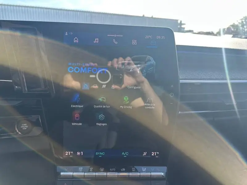 Écran tactile central du Renault Austral gris schiste avec toit noir, affichant les réglages de confort et conduite.