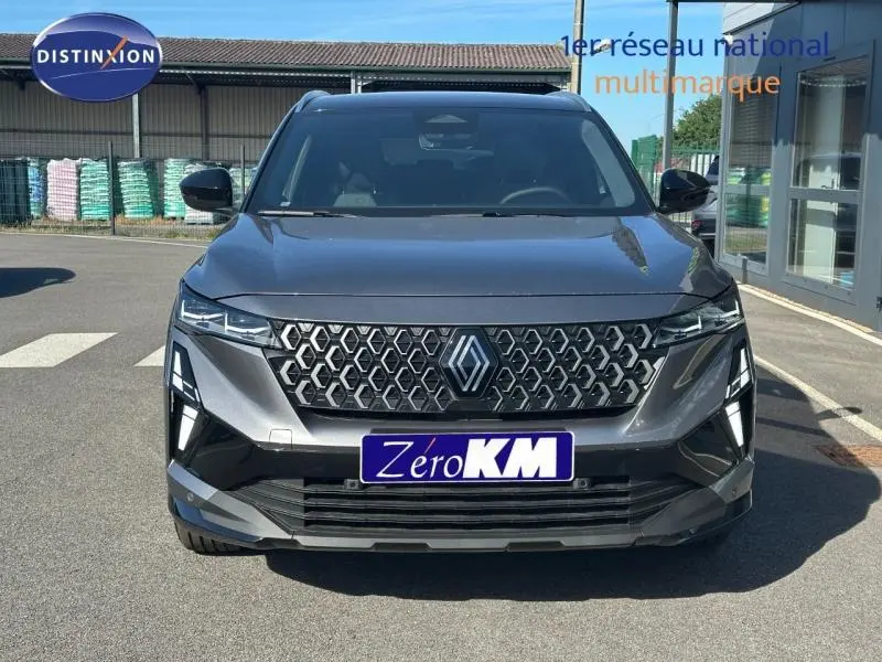 Vue frontale d'un Renault Austral 2025 gris schiste avec toit noir étoilé, calandre hexagonale et feux LED distinctifs.