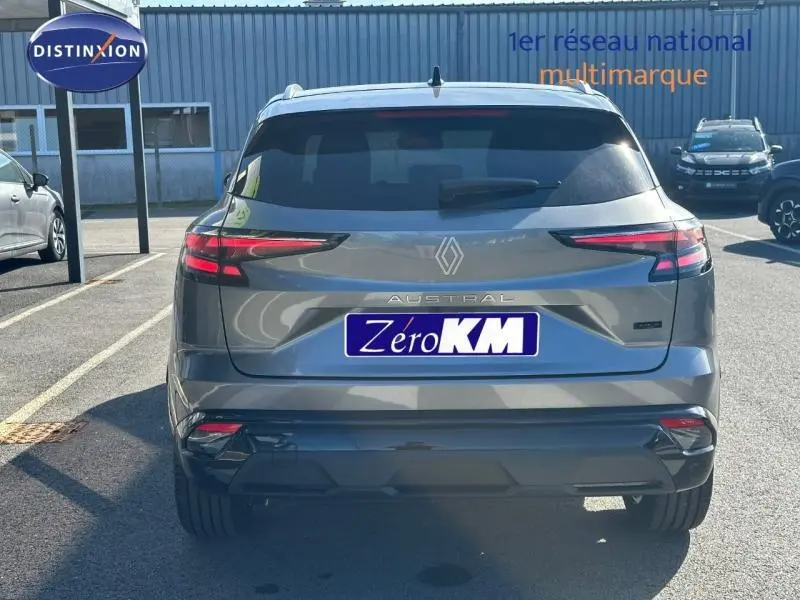 Vue arrière d'un Renault Austral gris Schiste avec toit noir étoilé, feux LED effilés et logo centré.