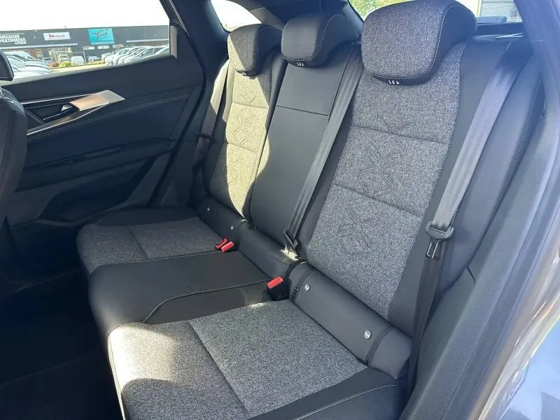 Vue intérieure côté droit des sièges arrière gris clair et textile du Renault Austral 2025 avec ceintures de sécurité visibles.